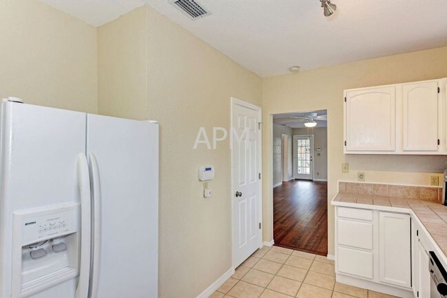 Building Photo - Gillespie Park Charming and Updated Cottage