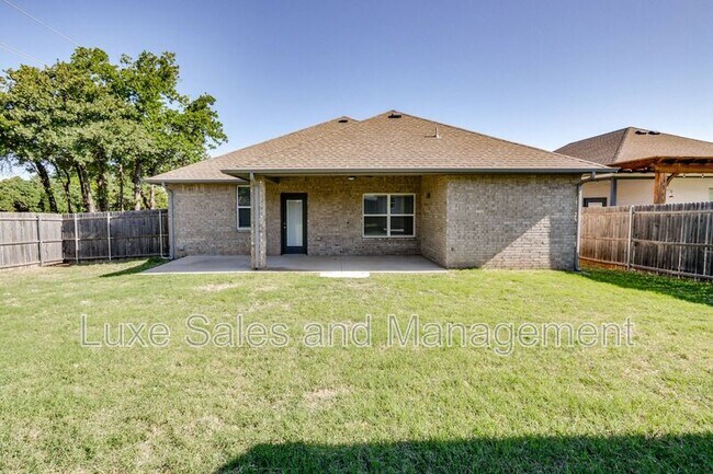 Building Photo - 2200 Alta Vista Ln