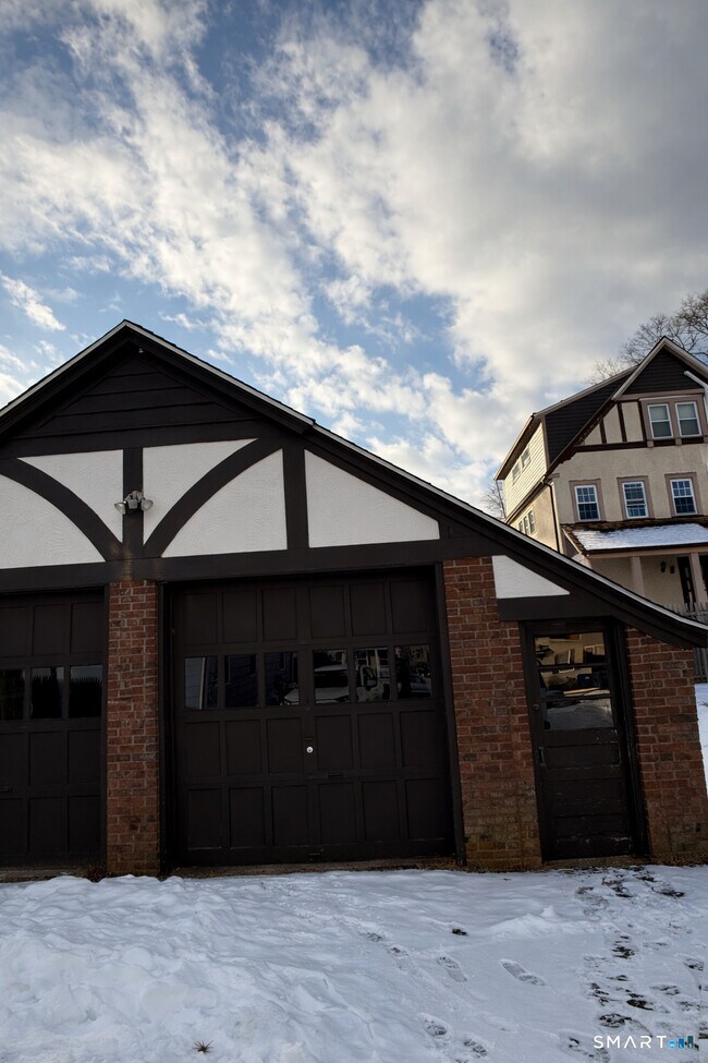 Building Photo - 40 Rogers St