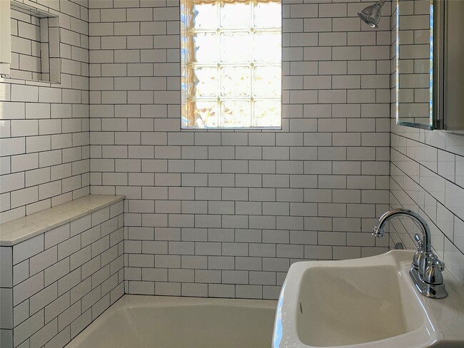 Building Photo - 1912 Sul Ross St