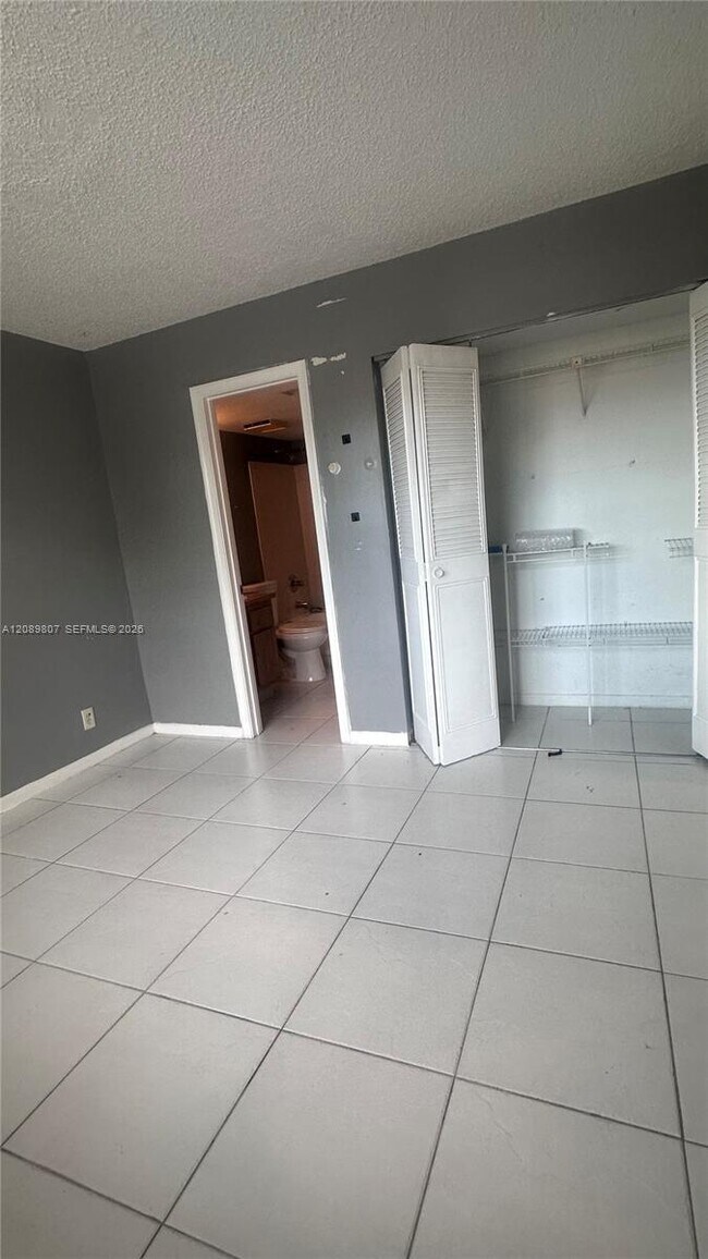 Building Photo - 821 Twin Lakes Dr