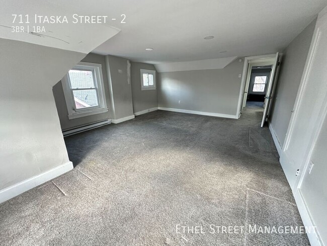 Building Photo - Spacious Three-Bedroom Apartment On The So...