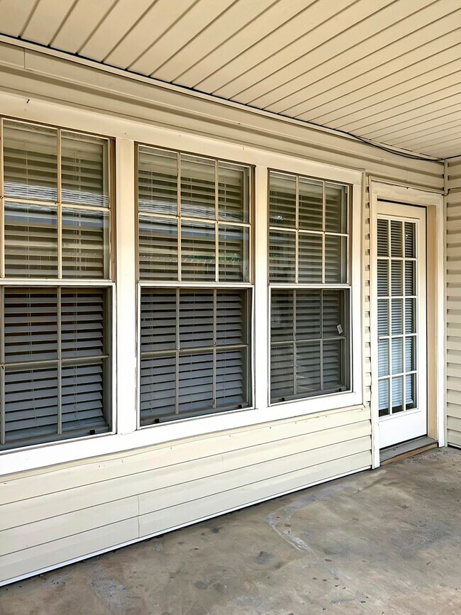 Building Photo - 2-Bed, 2-Bath Townhome with Flexible Floor...
