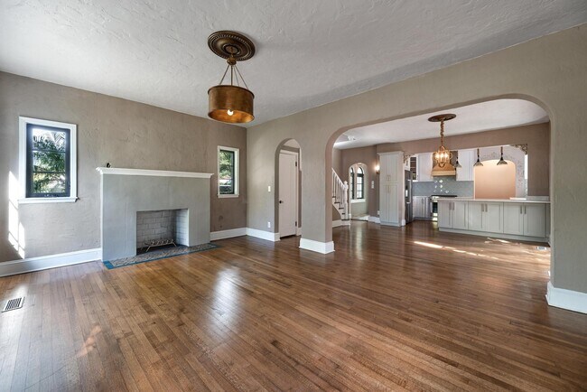 Building Photo - 447 Giralda Ave