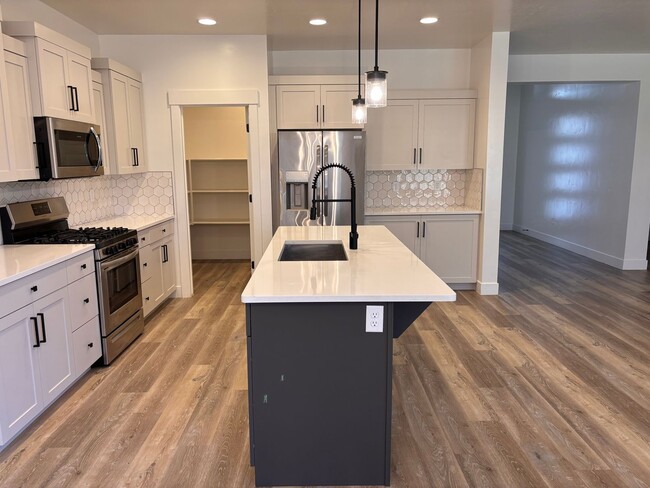 Building Photo - 3 bed plus office / 2.5 bath / 3 car Singl...