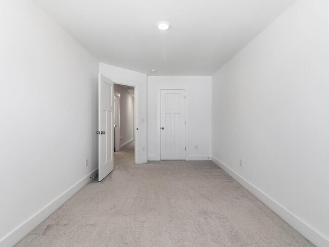 Building Photo - 105 Cobden Ct