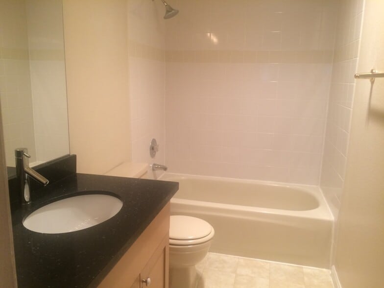 Guest Bath - 10424 NE 32nd Plz