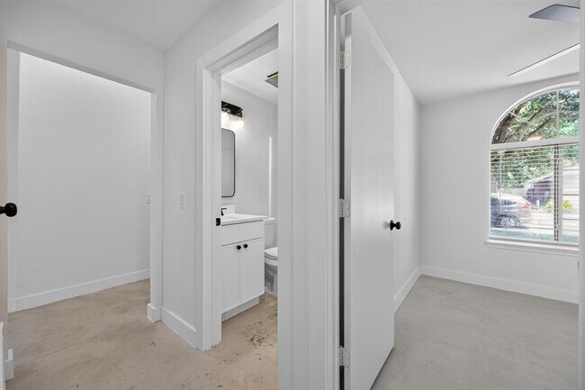 Building Photo - 14511 Oliphant St