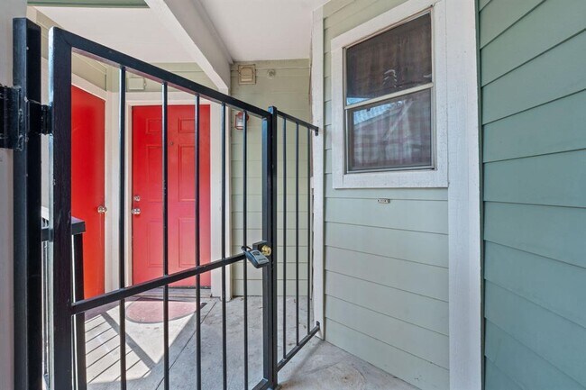 Building Photo - 2104 Cullen Ave