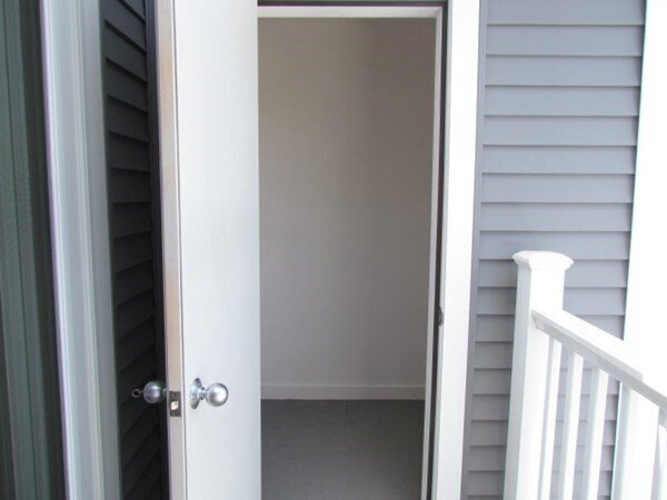 Building Photo - 1093 Main St