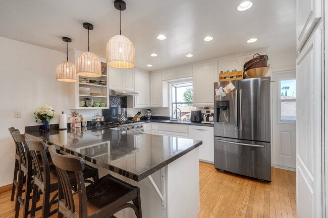 Building Photo - "Charming Coastal Retreat: 3-Bedroom Sanctuary on Agate Street, San Diego"