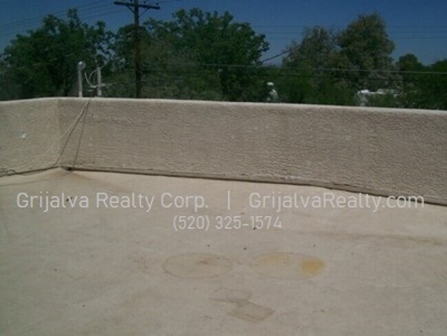 Building Photo - 1415 E Elm St