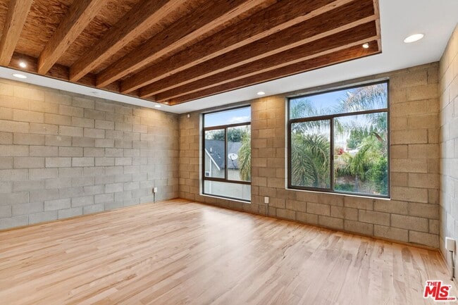 Building Photo - 6615 Melrose Ave