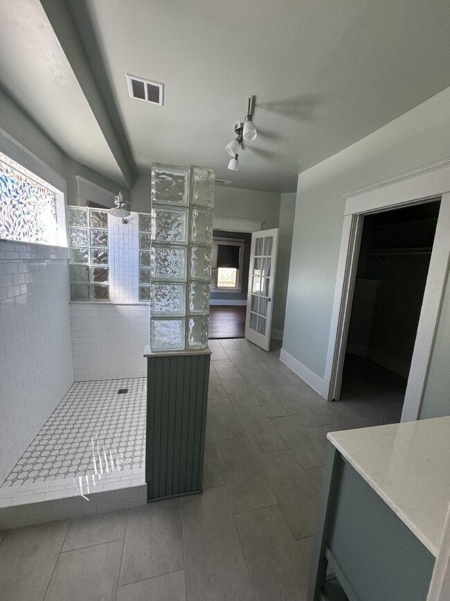 Building Photo - 4 bedroom 3 bath Springfield home with Off street parking