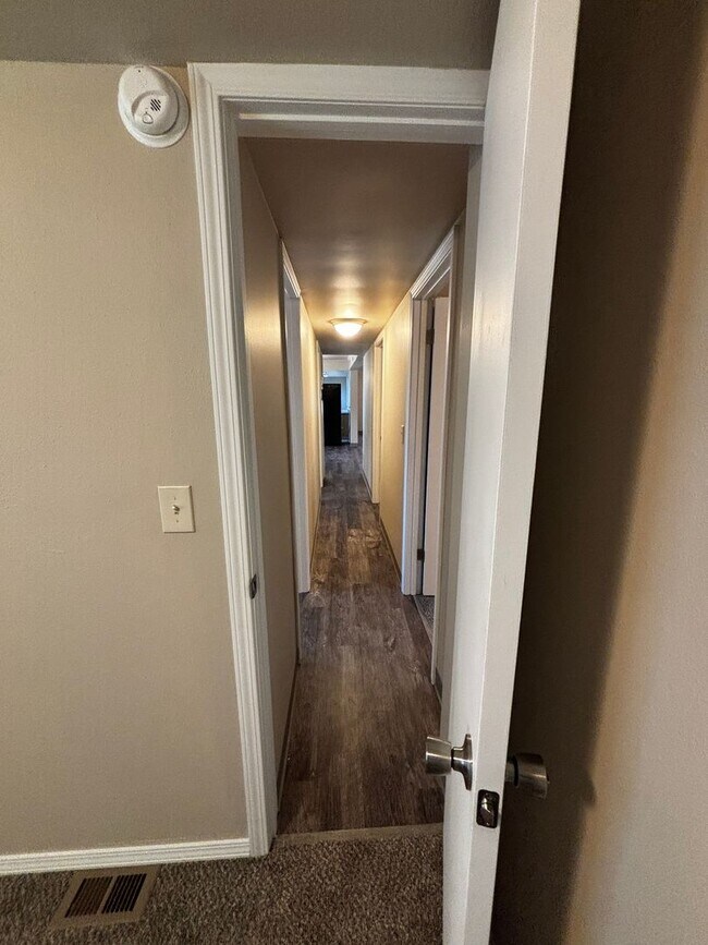 Building Photo - Remodeled 3 bed/ 2 bath with a sperate bon...