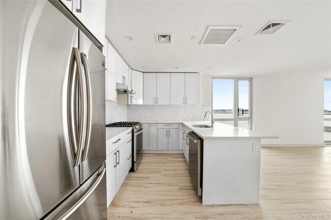 Building Photo - 109-09 15th Ave