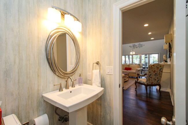 Building Photo - **STUNNING POOL HOME**4BEDS / 4.5BATHS**AQ...