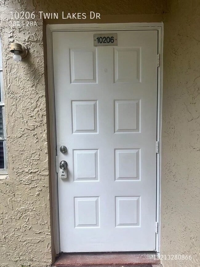 Building Photo - 10206 Twin Lakes Dr