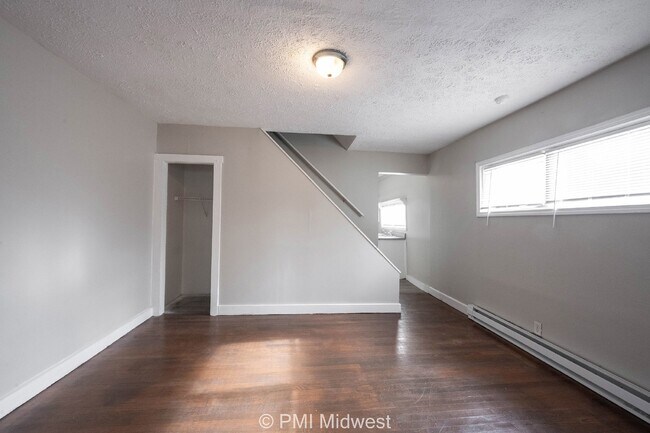 Building Photo - Charming 3-Bedroom Duplex with 2 Full Bath...