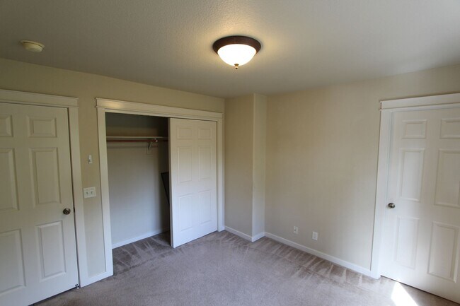 Building Photo - Spacious 3BR home Near NAU | New Carpet + Parking for 3 Vehicles