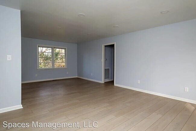 Building Photo - 7 Hickory Ln