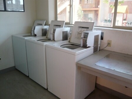 Building Photo - 1 Month Free - Upstairs 2 Bedroom Apartment