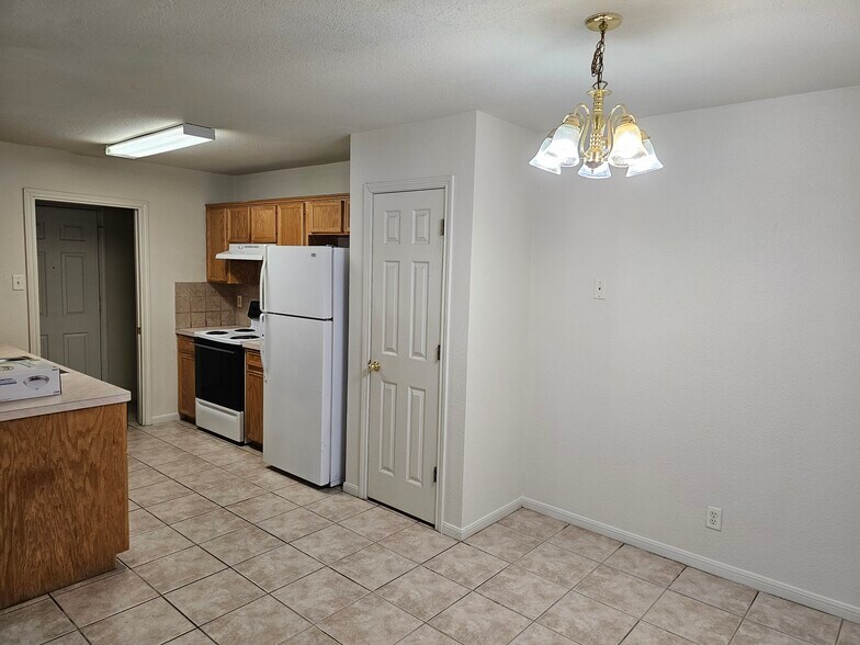 Building Photo - 2701 Lucille Dr