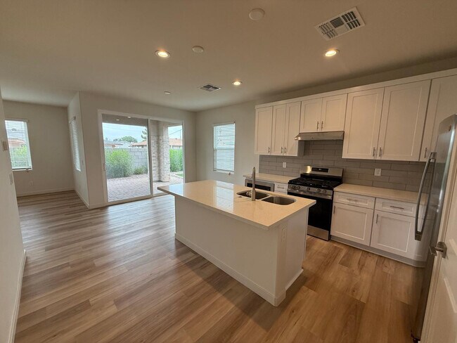 Building Photo - 624 N Vine St