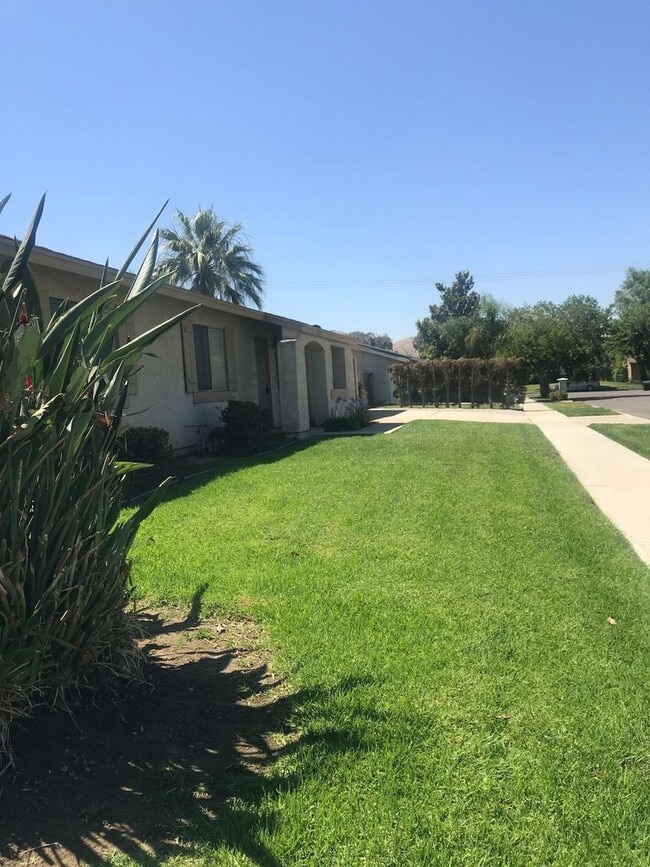 Building Photo - Grand Terrace Family Home