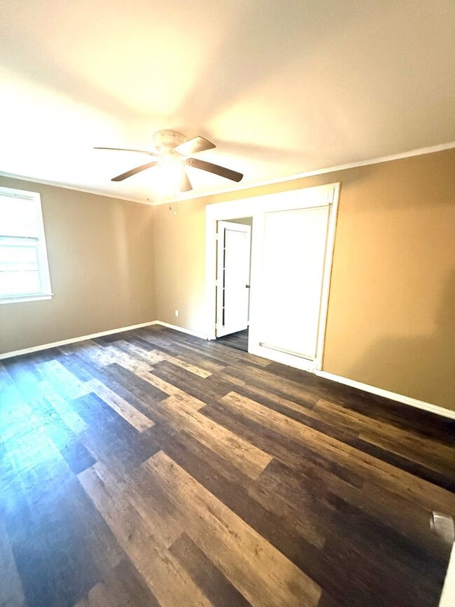 Building Photo - ** 3 bed 1 bath located close to downtown ** Call 334-366-9198 to schedule a self-showing