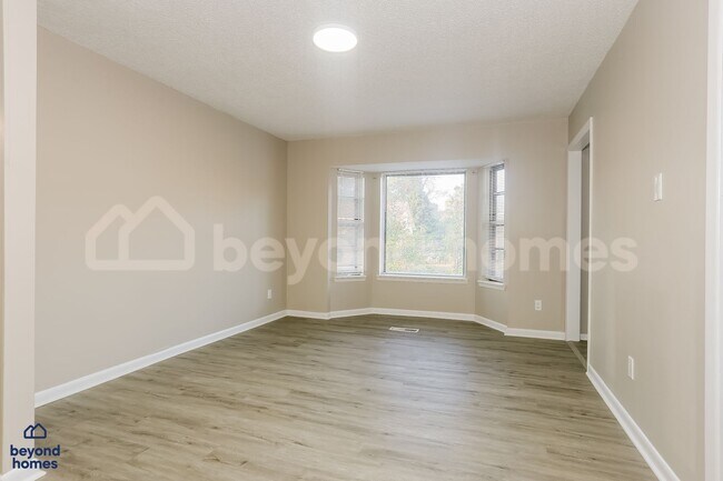 Building Photo - Your Dream Family House with 4 Bed and 2 Full Bath is Ready for Move-In!