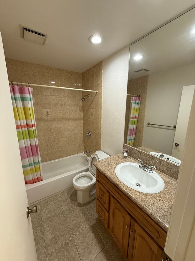 Building Photo - Prime Location End-Unit 3BR 2.5BA Townhome for Rent