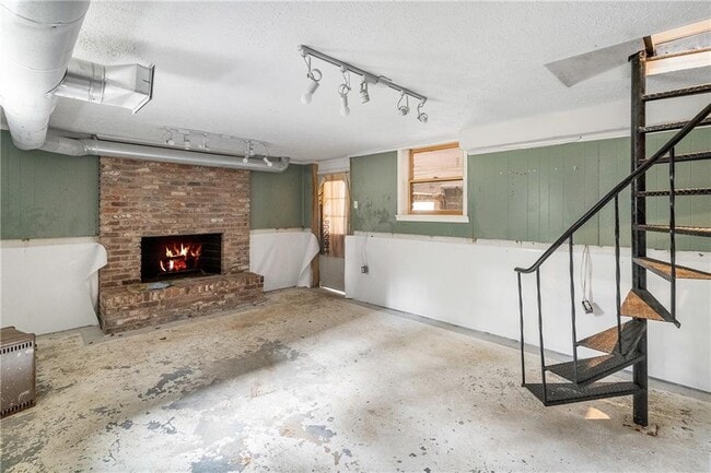 Building Photo - 2468 Ridgeway Dr