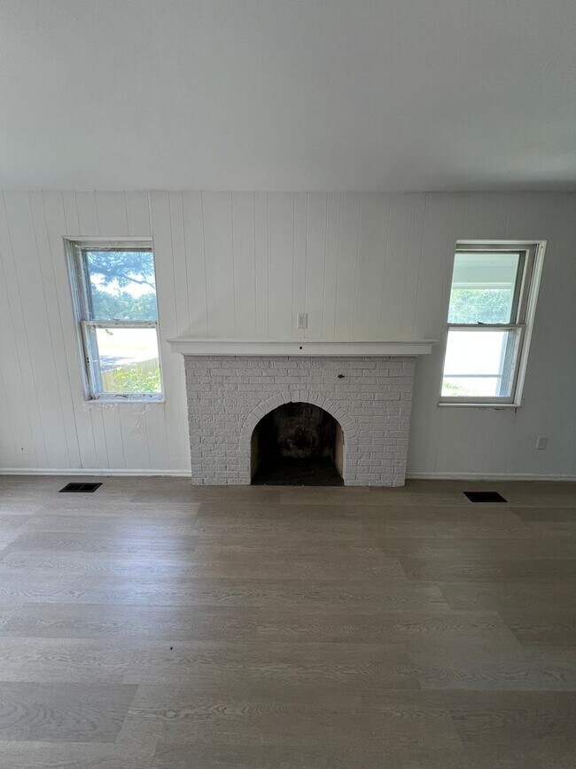 Building Photo - 516 Nursery Rd