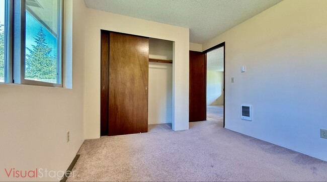 Building Photo - Two Bedroom Townhome with AC, Garage & Ful...