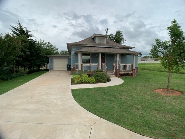 Building Photo - Edmond 3 bed 1 1/2 bath close to UCO
