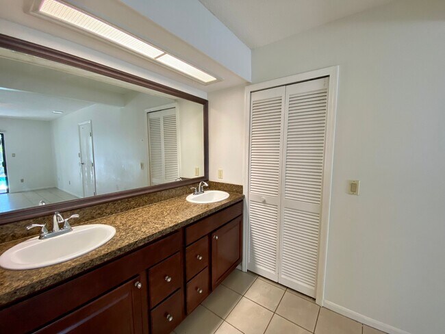Building Photo - 3015 Crested Cir