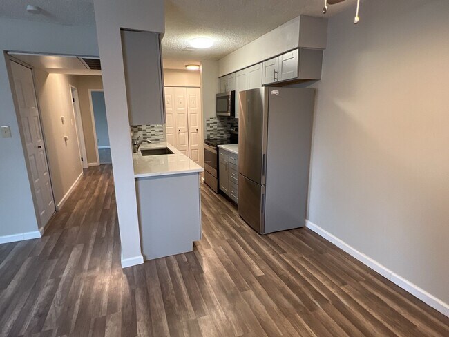 Building Photo - Recently Renovated 2 bedroom 1 bath Garden...