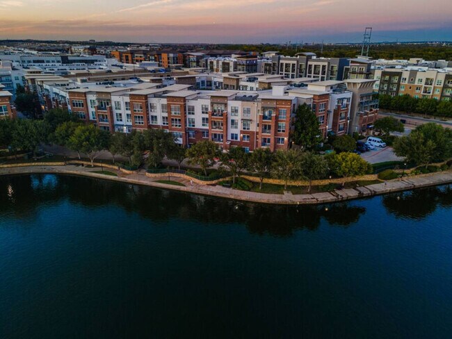 Building Photo - 800 Lake Carolyn Pkwy