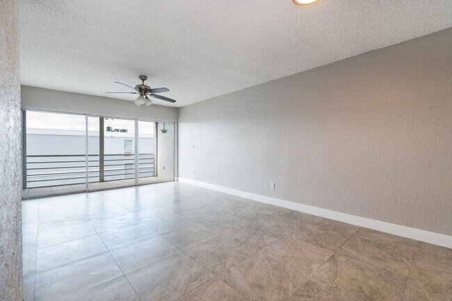 Building Photo - 7980 N French Dr