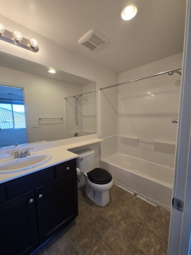 Building Photo - Stunning 3BR 3.5 BATHROOM House in Hayward