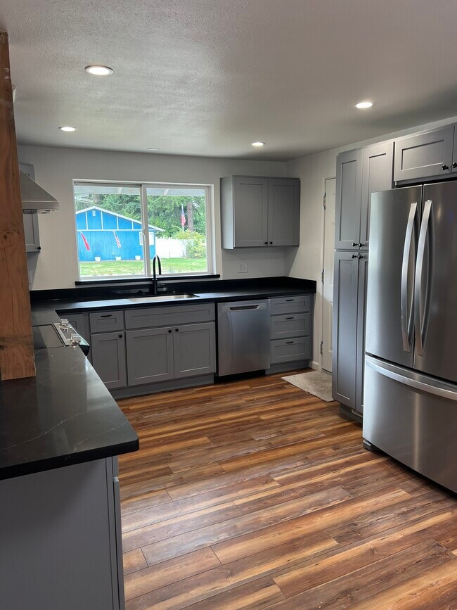 Building Photo - 2394 Lodgepole Dr SE