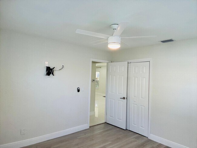 Building Photo - 4640 NE 5th Ave