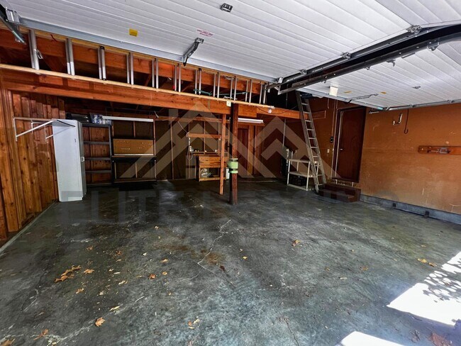Building Photo - 4870 SW Skyline Pkwy