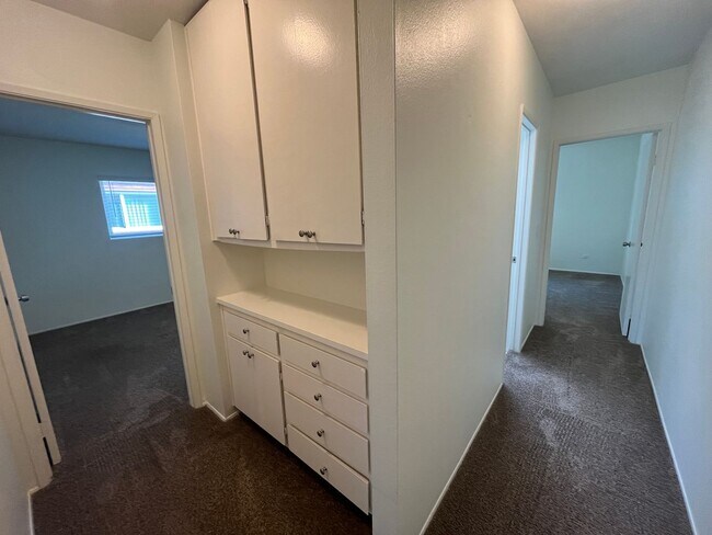 Building Photo - 811SV