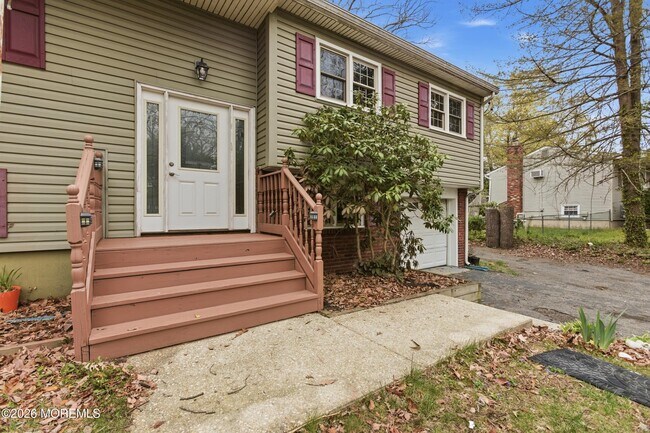 Building Photo - 536 River Dr