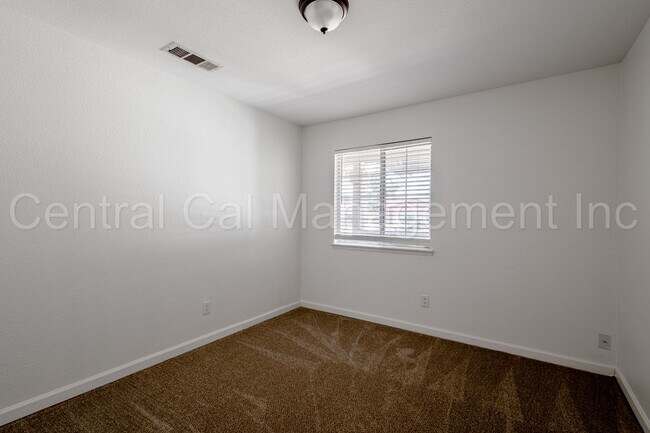 Building Photo - 3 Bedroom/2 Bath Home in the Southwest - $...