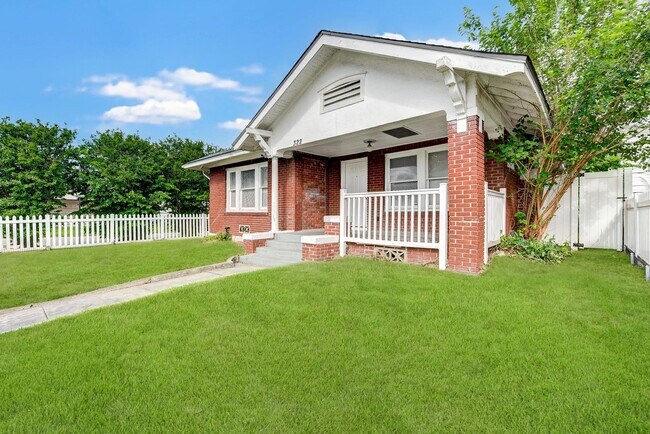 Building Photo - 3 Bed 2 Bath Fenced Home!