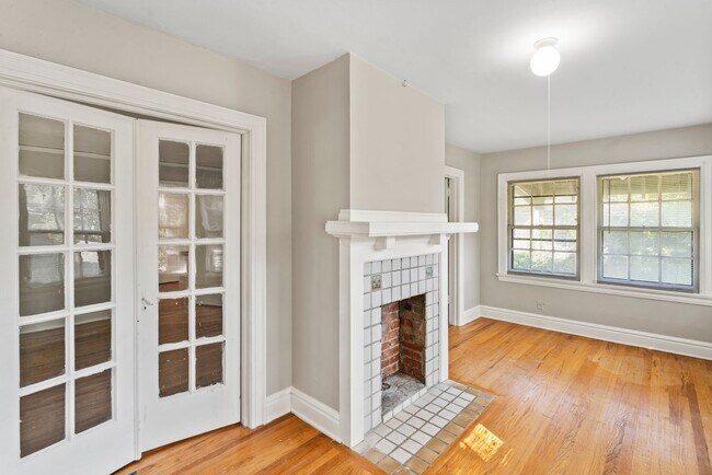 Building Photo - Charming 3-Bed Home Near UMKC with Hardwoo...