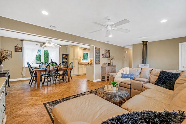 Building Photo - 3BR Ranch with In-Ground Pool & Garage in Toms River